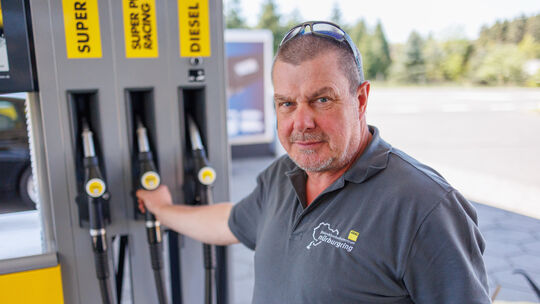 Michael Ruffen ist Instruktor am Fahrsicherheitszentrum des ADAC am Nürburgring. Im Eco-Training bringt er den Teilnehmern bei, Michael Ruffen ist Instruktor am Fahrsicherheitszentrum des ADAC am Nürburgring. Im Eco-Training bringt er den Teilnehmern bei,