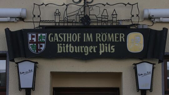 Mit dem Werbespruch: „Willst du in Mayen gewesen sein, dann kehre in den Römer ein“, hatte der frühere Inhaber J. J. Diedenhofen Mit dem Werbespruch: „Willst du in Mayen gewesen sein, dann kehre in den Römer ein“, hatte der frühere Inhaber J. J. Diedenhofen