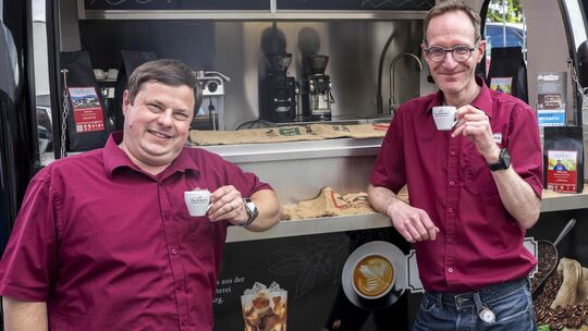 Zwei, die für Kaffee brennen: die beiden Röstmeister Lars Adolf (rechts) und Christian Hopf von der Kaffeemanufaktur Da Roberto Zwei, die für Kaffee brennen: die beiden Röstmeister Lars Adolf (rechts) und Christian Hopf von der Kaffeemanufaktur Da Roberto