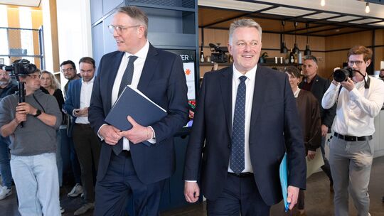 CDU und SPD in Rheinland-Pfalz einigen sich auf eine gemeinsame Koalition. Verhandlungsführer Gordon Schnieder (CDU, rechts) un CDU und SPD in Rheinland-Pfalz einigen sich auf eine gemeinsame Koalition. Verhandlungsführer Gordon Schnieder (CDU, rechts) un