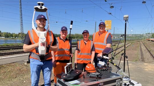 Mitarbeiter der Bahn haben am Bahnhof Ehrenbreitstein Vermessungstechnik vorgestellt, die zur Vorbereitung der Generalsanierung Mitarbeiter der Bahn haben am Bahnhof Ehrenbreitstein Vermessungstechnik vorgestellt, die zur Vorbereitung der Generalsanierung