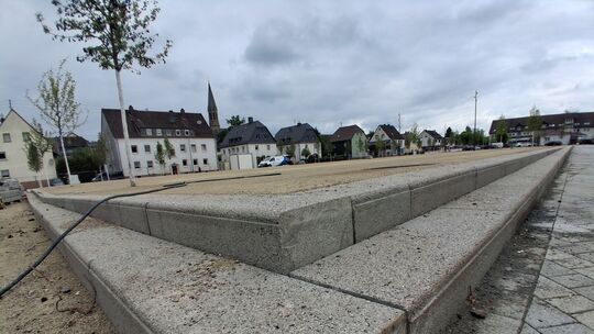 Um Entsorgungskosten zu sparen, wurde der Talweiherplatz angehoben. Die nun verbauten Stufen würden zu mangelnder Barrierefreihe Um Entsorgungskosten zu sparen, wurde der Talweiherplatz angehoben. Die nun verbauten Stufen würden zu mangelnder Barrierefreihe