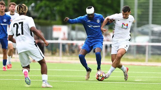 Beim 2:1 am Sonntag gegen Gonsenheim spielte José-Junior Matuwila (in Blau) mit Turban durch, er hatte sich eine Platzwunde und Beim 2:1 am Sonntag gegen Gonsenheim spielte José-Junior Matuwila (in Blau) mit Turban durch, er hatte sich eine Platzwunde und