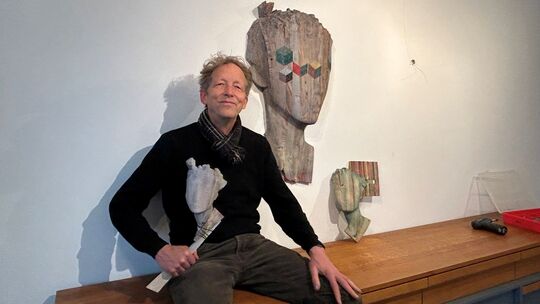 Zwischen Skulptur und Malerei bewegen sich jene hölzernen Gesichter, die Reinhard Voss teils in jahrelangen Prozessen bei stetig Zwischen Skulptur und Malerei bewegen sich jene hölzernen Gesichter, die Reinhard Voss teils in jahrelangen Prozessen bei stetig