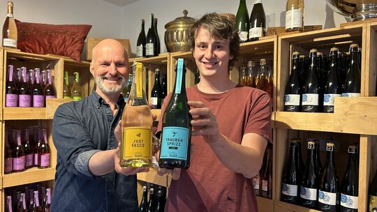 Christian Kloss (links) und Philipp Klumpp sind stolz auf ihre Schaumweine: Mit dem blauen Etikett werden sie den entalkoholisie Christian Kloss (links) und Philipp Klumpp sind stolz auf ihre Schaumweine: Mit dem blauen Etikett werden sie den entalkoholisie
