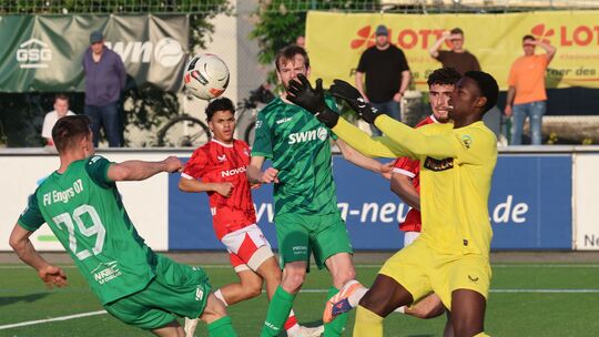 Der künftige Laubacher Louis Klappeich (Nummer 29) kam beim FV Engers schon nach 13 Minuten ins Spiel und traf gegen den 1. FC K Der künftige Laubacher Louis Klappeich (Nummer 29) kam beim FV Engers schon nach 13 Minuten ins Spiel und traf gegen den 1. FC K
