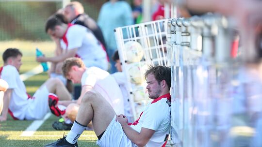 Enttäuschung pur bei Jonah Arnolds (vorne) und seinen Sportfreunden Eisbachtal. Diese verloren das wichtige Heimspiel gegen Rot- Enttäuschung pur bei Jonah Arnolds (vorne) und seinen Sportfreunden Eisbachtal. Diese verloren das wichtige Heimspiel gegen Rot-