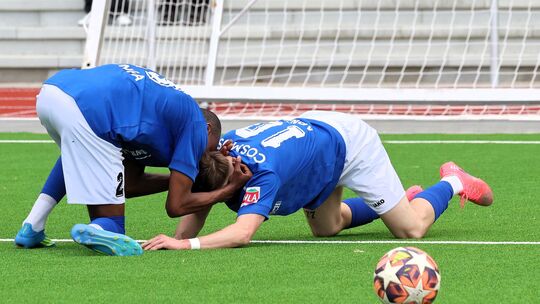 Cosmos Koblenz um Kelvin Lunga (links) und Dennis Arnst darf nach dem 2:0 in Ludwigshafen den Klassenerhalt feiern. Cosmos Koblenz um Kelvin Lunga (links) und Dennis Arnst darf nach dem 2:0 in Ludwigshafen den Klassenerhalt feiern.