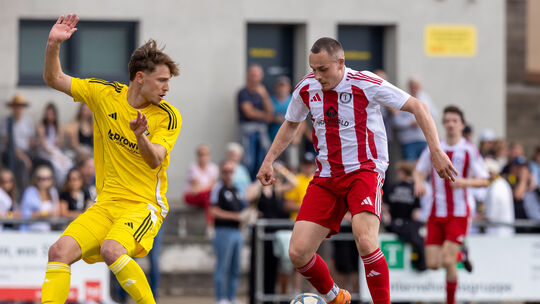 Der Ausgleich für den SC Idar-Oberstein ist unterwegs. Jan-Uwe Audri (am Ball) zieht die Kugel nach rechts und wird gleich zum 1 Der Ausgleich für den SC Idar-Oberstein ist unterwegs. Jan-Uwe Audri (am Ball) zieht die Kugel nach rechts und wird gleich zum 1