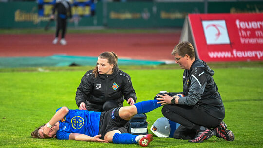 Lukas Tuchscherer verletzte sich gegen Worms bei einer Aktion mit seinem Mitspieler Tim Thielen, wird seiner TuS Koblenz wegen e Lukas Tuchscherer verletzte sich gegen Worms bei einer Aktion mit seinem Mitspieler Tim Thielen, wird seiner TuS Koblenz wegen e