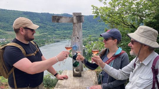 Der herrliche Ausblick ins Moseltal genießt man beim gemeinsamen Weinlagenfest der beiden Moselorte Mesenich und Senheim gerne m Der herrliche Ausblick ins Moseltal genießt man beim gemeinsamen Weinlagenfest der beiden Moselorte Mesenich und Senheim gerne m