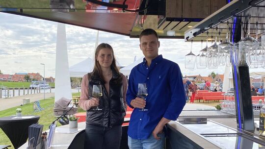 Erster Einsatz im Hafen von Greetsiel (Ostfriesland): Felix Kahren und seine Schwester Victoria präsentieren ihren Wein im neuen Erster Einsatz im Hafen von Greetsiel (Ostfriesland): Felix Kahren und seine Schwester Victoria präsentieren ihren Wein im neuen