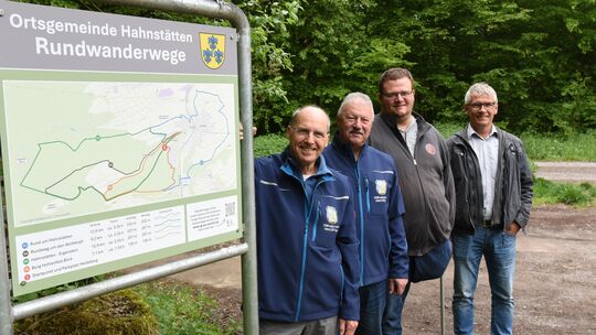 Die Beteiligten bei der Projektvorstellung auf dem Heideberg, am Eingang des Naturerlebnispfads. Dort steht eine der großen Über Die Beteiligten bei der Projektvorstellung auf dem Heideberg, am Eingang des Naturerlebnispfads. Dort steht eine der großen Über