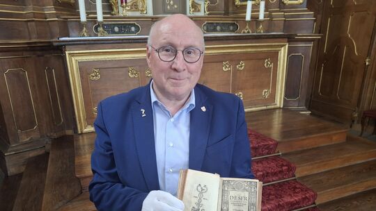 Archivar Manfred Diehl präsentiert Martin Luthers Schrift "De servo arbitrio", in der Ehrenbreitsteiner Ausgabe mit dem Jahr 152 Archivar Manfred Diehl präsentiert Martin Luthers Schrift "De servo arbitrio", in der Ehrenbreitsteiner Ausgabe mit dem Jahr 152