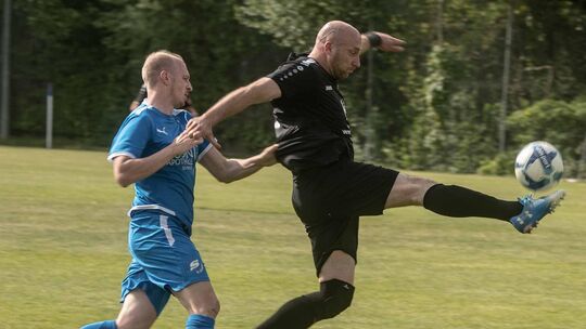Das Kreispokal-Finale wird auch ein Duell der Spielertrainer: Der Waldböckelheimer Abwehrchef Simon Schmidt (am Ball) klärt vor Das Kreispokal-Finale wird auch ein Duell der Spielertrainer: Der Waldböckelheimer Abwehrchef Simon Schmidt (am Ball) klärt vor