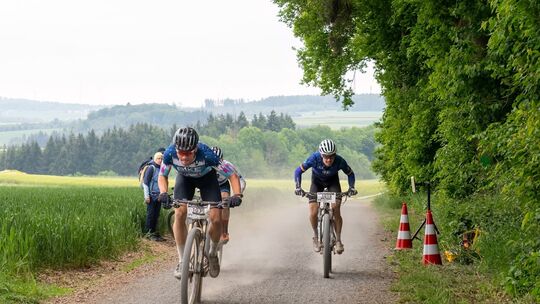 Spannender Zielsprint über die Marathon-Distanz von 95 Kilometern beim Schinder(hannes)-MTB am Liesenfelder Sportplatz: Niclas R Spannender Zielsprint über die Marathon-Distanz von 95 Kilometern beim Schinder(hannes)-MTB am Liesenfelder Sportplatz: Niclas R