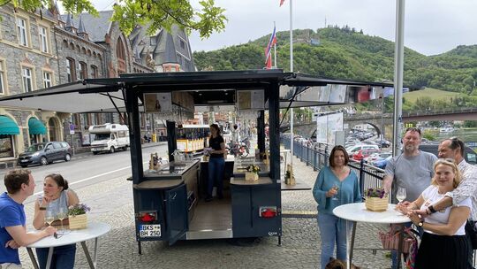 Der neue Weinstand der Stadt Bernkastel-Kues kommt bei den Gästen gut an. Viele holen sich ihr Getränk und begeben sich dann an Der neue Weinstand der Stadt Bernkastel-Kues kommt bei den Gästen gut an. Viele holen sich ihr Getränk und begeben sich dann an