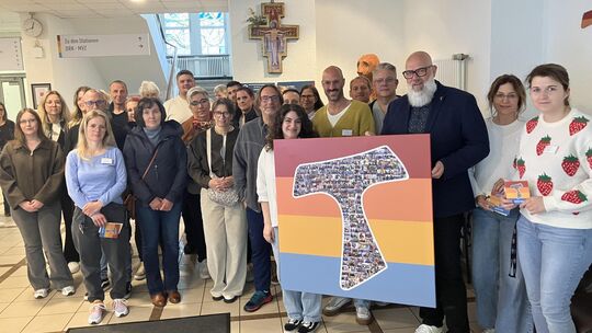 Im Foyer des Sankt-Antonius-Krankenhauses versammelten sich zahlreiche Pflegemitarbeiterinnen und -mitarbeiter der GFO-Klinik. Z Im Foyer des Sankt-Antonius-Krankenhauses versammelten sich zahlreiche Pflegemitarbeiterinnen und -mitarbeiter der GFO-Klinik. Z