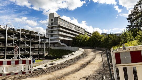 Der Baustopp am Klinikum Idar-Oberstein ist zwischenzeitlich beendet. Die Bagger rollen wieder, während auf politischer Ebene we Der Baustopp am Klinikum Idar-Oberstein ist zwischenzeitlich beendet. Die Bagger rollen wieder, während auf politischer Ebene we