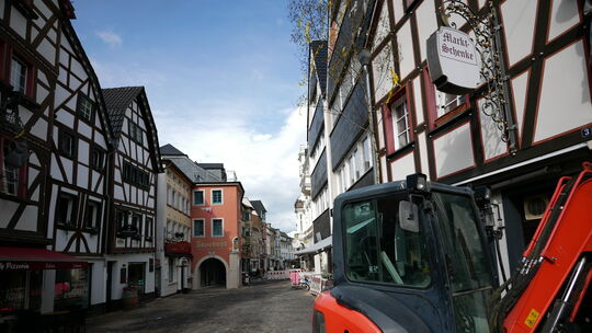 Eine Schotterschicht gewährleistet derzeit, dass die Niederhutsraße in Richtung Marktplatz durchgängig passierbar ist. Der Mühle Eine Schotterschicht gewährleistet derzeit, dass die Niederhutsraße in Richtung Marktplatz durchgängig passierbar ist. Der Mühle