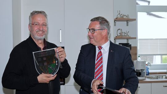 Horst Gies (rechts), Erster Beigeordneter des Kreises Ahrweiler, überreichte im Namen von Landrätin Cornelia Weigand das Glaswap Horst Gies (rechts), Erster Beigeordneter des Kreises Ahrweiler, überreichte im Namen von Landrätin Cornelia Weigand das Glaswap