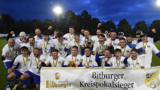Großer Jubel unter dem Roxheimer Nachthimmel: Der TuS Waldböckelheim feiert den Gewinn des Kreispokals mit Maurice Strauß, Danie Großer Jubel unter dem Roxheimer Nachthimmel: Der TuS Waldböckelheim feiert den Gewinn des Kreispokals mit Maurice Strauß, Danie