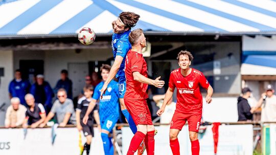 Kieran Ike (in Blau) im Kopfballduell beim jüngsten 2:0-Sieg gegen Schlusslicht Eppelborn: Bereits am Freitag um 19 Uhr gastiert Kieran Ike (in Blau) im Kopfballduell beim jüngsten 2:0-Sieg gegen Schlusslicht Eppelborn: Bereits am Freitag um 19 Uhr gastiert