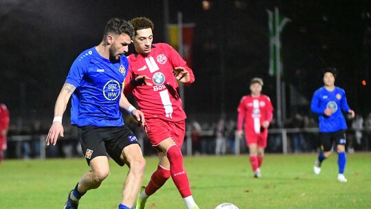 Zu diesem Duell könnte es in der kommenden Saison auch kommen: Mohannad Saed (rotes Trikot) traf mit seinem Ahrweiler BC im Rhei Zu diesem Duell könnte es in der kommenden Saison auch kommen: Mohannad Saed (rotes Trikot) traf mit seinem Ahrweiler BC im Rhei
