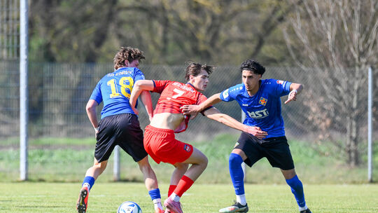 Im Hinspiel gelang es der U17 der TuS Koblenz, dem 1. FC Heidenheim Paroli zu bieten. Am Ende stand aber eine knappe 1:2-Niederl Im Hinspiel gelang es der U17 der TuS Koblenz, dem 1. FC Heidenheim Paroli zu bieten. Am Ende stand aber eine knappe 1:2-Niederl
