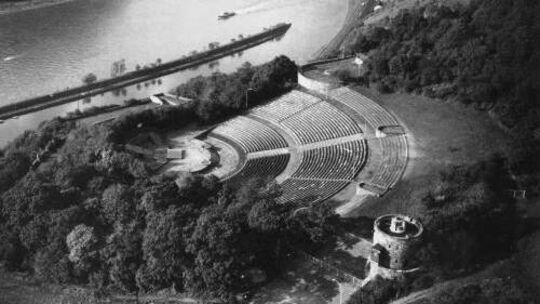 Noch ohne überdachte Bühnenkonstruktion zeigt sich die Freilichtbühne auf dieser Luftaufnahme vom 16. Oktober 1968. Noch ohne überdachte Bühnenkonstruktion zeigt sich die Freilichtbühne auf dieser Luftaufnahme vom 16. Oktober 1968.