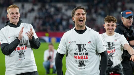 Mittendrin: Jannik Huth (vorne) feiert mit seinen Mitspielern vom SC Freiburg den Einzug ins Europa-League-Finale. Mittendrin: Jannik Huth (vorne) feiert mit seinen Mitspielern vom SC Freiburg den Einzug ins Europa-League-Finale.