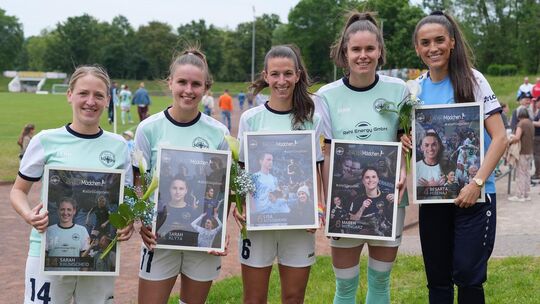Emotional verlief der Abschied von fünf verdienten Spielerinnen der Andernacher Bäckermädchen nach dem 1:1 gegen Sand. (Von link Emotional verlief der Abschied von fünf verdienten Spielerinnen der Andernacher Bäckermädchen nach dem 1:1 gegen Sand. (Von link