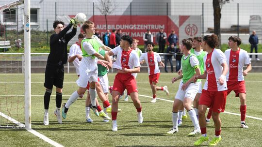 Heimspiele stehen für die A-Jugend-Teams der Spfr Eisbachtal (rot-weiße Trikots) und der Spvgg EGC Wirges an. Während der Abstie Heimspiele stehen für die A-Jugend-Teams der Spfr Eisbachtal (rot-weiße Trikots) und der Spvgg EGC Wirges an. Während der Abstie