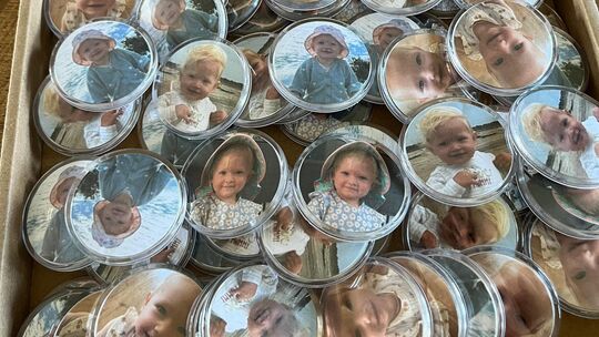 Alle Helfer bei Resis Blutspendeaktion trugen diese tollen Buttons vom Hausbayer "Löwenmädchen" Resi. Alle Helfer bei Resis Blutspendeaktion trugen diese tollen Buttons vom Hausbayer "Löwenmädchen" Resi.