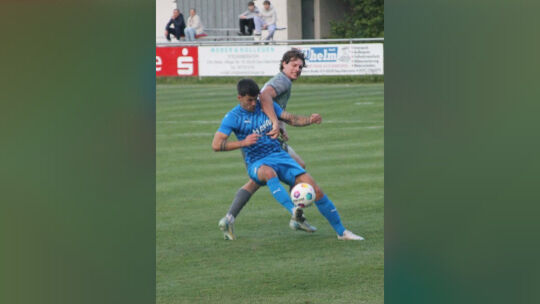 Hellwach in Minute eins: Max Wilschrey (blaues Trikot) traf für den FCEK beim Auswärtssieg in Gau-Odernheim zum 1:0, es war sein Hellwach in Minute eins: Max Wilschrey (blaues Trikot) traf für den FCEK beim Auswärtssieg in Gau-Odernheim zum 1:0, es war sein
