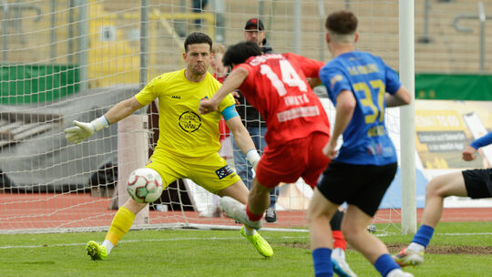 In dieser Szene blieb Steffen Weber (gelbes Trikot) Sieger gegen Ryo Iwata, klärte den Ball mit einer starken Fußabwehr. Allerdi In dieser Szene blieb Steffen Weber (gelbes Trikot) Sieger gegen Ryo Iwata, klärte den Ball mit einer starken Fußabwehr. Allerdi