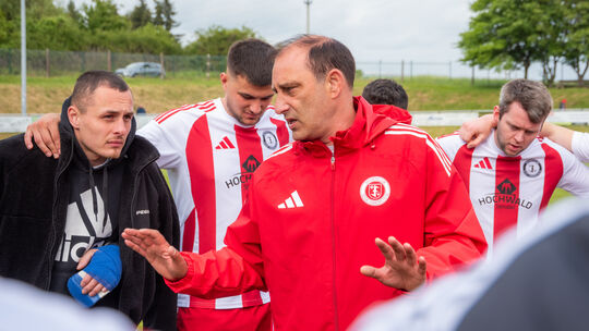 Nicht aufgeben: Trainer Marco Reich beschwört seine Mannschaft nach dem 1:1 gegen den FV Dudenhofen. Der SC Idar-Obersstein klet Nicht aufgeben: Trainer Marco Reich beschwört seine Mannschaft nach dem 1:1 gegen den FV Dudenhofen. Der SC Idar-Obersstein klet