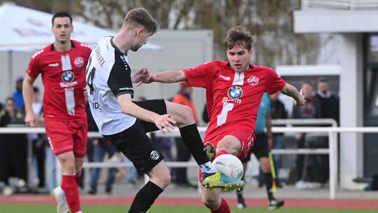Tim Schirmer (rechts) wird vorerst nur noch einmal das Trikot des Ahrweiler BC überstreifen: Beim letzten Meisterschaftspiel bei Tim Schirmer (rechts) wird vorerst nur noch einmal das Trikot des Ahrweiler BC überstreifen: Beim letzten Meisterschaftspiel bei