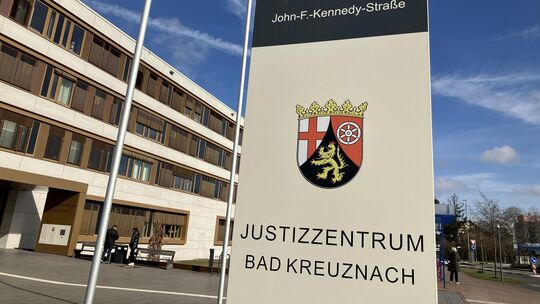 Vor dem Landgericht Bad Kreuznach müssen sich zwei Angeklagte aus der Verbandsgemeinde Kastellaun wegen Drogenhandel verantworte Vor dem Landgericht Bad Kreuznach müssen sich zwei Angeklagte aus der Verbandsgemeinde Kastellaun wegen Drogenhandel verantworte