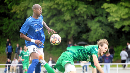 Es war kein "Freundschaftskick" zum Saisonausklang zwischen Cosmos Koblenz (links mit Kelvin Lunga) und dem FV Engers um Nils Wa Es war kein "Freundschaftskick" zum Saisonausklang zwischen Cosmos Koblenz (links mit Kelvin Lunga) und dem FV Engers um Nils Wa