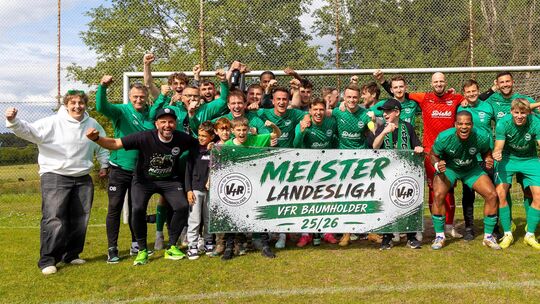 Der VfR Baumholder stellt ssich zum Meisterfoto. Der Titel in der Landesliga und der Aufstieg der Westricher in die Verbandsliga Der VfR Baumholder stellt ssich zum Meisterfoto. Der Titel in der Landesliga und der Aufstieg der Westricher in die Verbandsliga