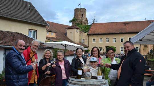 In den Winzerhöfen im Schatten der Burg Layen kann man edle Tropfen oder auch alkoholfreie Getränke genießen. Das gehört zum bes In den Winzerhöfen im Schatten der Burg Layen kann man edle Tropfen oder auch alkoholfreie Getränke genießen. Das gehört zum bes