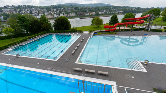 Das Freibad Oberwerth bereitet sich auf die neue Saison vor. Hier sieht man die drei großen Becken mit Wasserrutsche und Sprungt Das Freibad Oberwerth bereitet sich auf die neue Saison vor. Hier sieht man die drei großen Becken mit Wasserrutsche und Sprungt