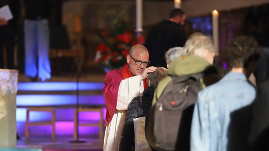Domkapitulat Matthias Struth segnet während der diesjährigen Heilig-Rock-Tage Besucher des ökumenisch-queeren Gottesdienstes im Domkapitulat Matthias Struth segnet während der diesjährigen Heilig-Rock-Tage Besucher des ökumenisch-queeren Gottesdienstes im