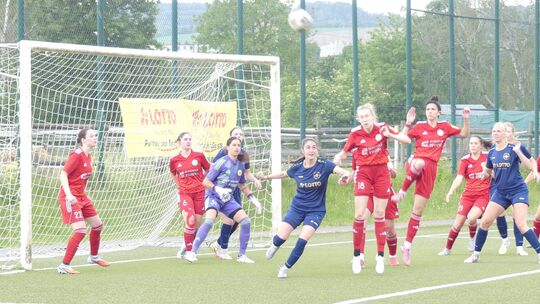 Auf Augenhöhe agierten die Fußballerinnen des FC Urbar (rote Trikots) bei der SG 99 Andernach II und mussten sich nur durch ein Auf Augenhöhe agierten die Fußballerinnen des FC Urbar (rote Trikots) bei der SG 99 Andernach II und mussten sich nur durch ein