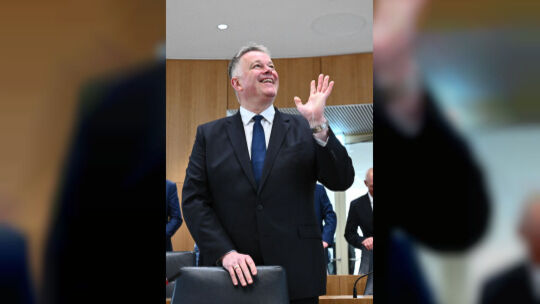 Gordon Schnieder wurde am Montag in Mainz zum neuen rheinland-pfälzischen Ministerpräsidenten gewählt. Schnieder erhielt 63 Ja-S Gordon Schnieder wurde am Montag in Mainz zum neuen rheinland-pfälzischen Ministerpräsidenten gewählt. Schnieder erhielt 63 Ja-S