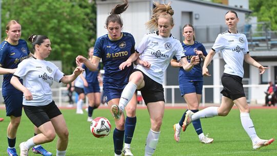 Katharina Pohs (weißes Trikot, am Ball im Spiel gegen Andernach) erzielte den einzigen Treffer für Bad Neuenahr. Katharina Pohs (weißes Trikot, am Ball im Spiel gegen Andernach) erzielte den einzigen Treffer für Bad Neuenahr.