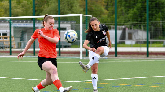 Lisa Kilian (links) verkürzte zwar mit ihrem 22. Saisontor auf 1:2, doch die Diezer Schlussoffensive brachte gegen den SV Holzba Lisa Kilian (links) verkürzte zwar mit ihrem 22. Saisontor auf 1:2, doch die Diezer Schlussoffensive brachte gegen den SV Holzba