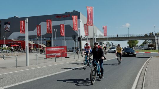 Nürburgring-Geschäftsführer Ingo Böder geleitete die Gruppe persönlich auf die Grand-Prix-Strecke. Nürburgring-Geschäftsführer Ingo Böder geleitete die Gruppe persönlich auf die Grand-Prix-Strecke.