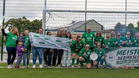 Die Meisterinnen des VfR Baumholder. Das Team von Trainer Gerd Augsten landete in der Bezirksliga ganz oben und steigt nun in di Die Meisterinnen des VfR Baumholder. Das Team von Trainer Gerd Augsten landete in der Bezirksliga ganz oben und steigt nun in di